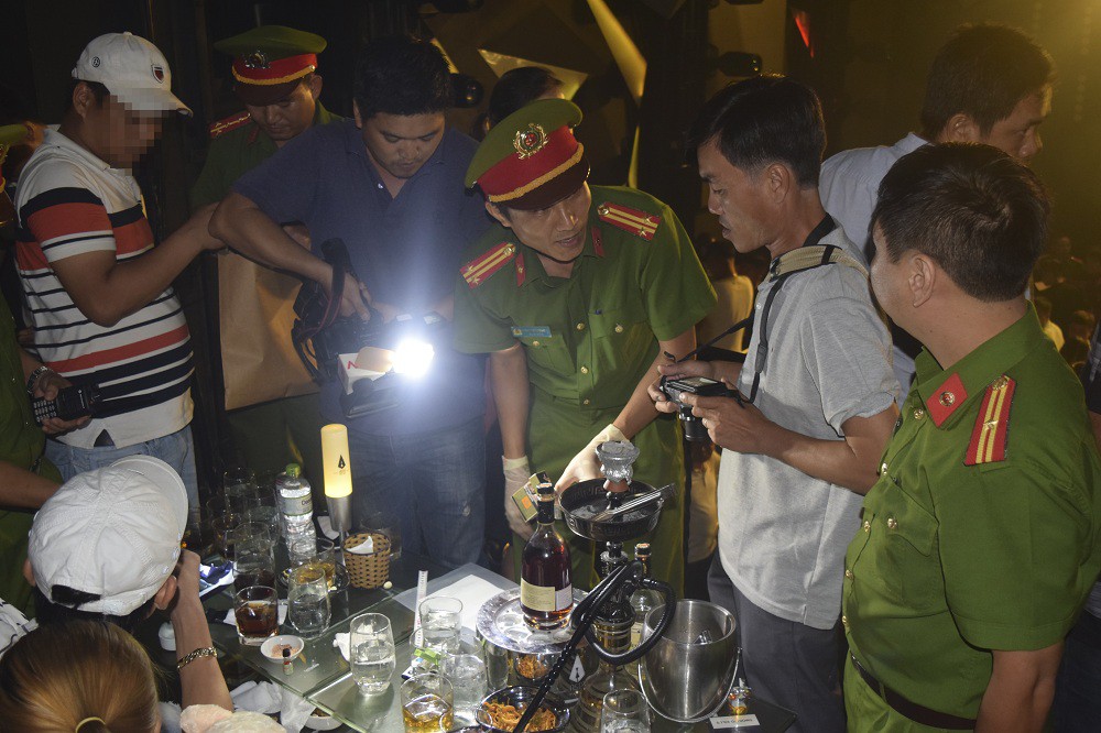 Đột kích quán bar ASTA, phát hiện vũ công múa cột ăn mặc hở hang, nhiều khách phê ma túy
