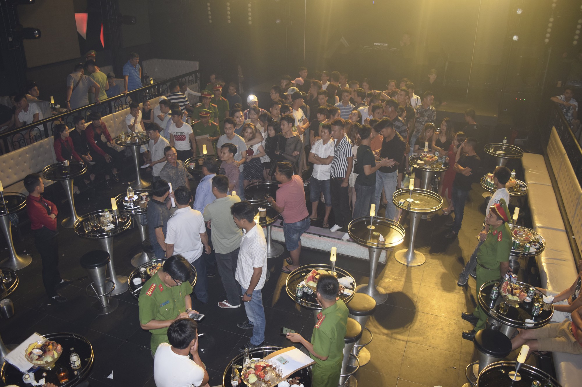 Đột kích quán bar ASTA, phát hiện vũ công múa cột ăn mặc hở hang, nhiều khách phê ma túy