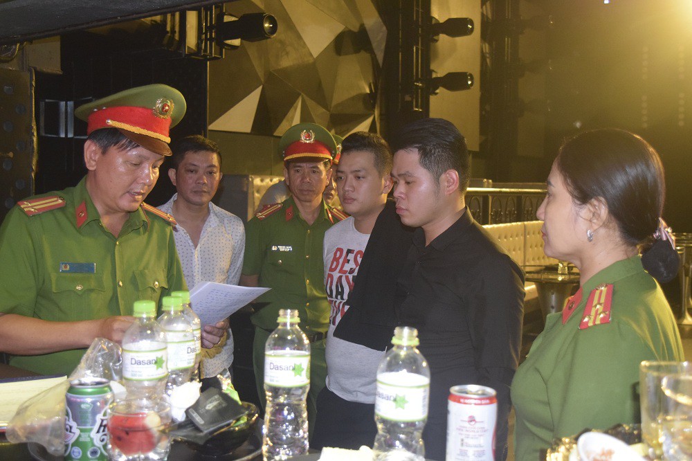 Đột kích quán bar ASTA, phát hiện vũ công múa cột ăn mặc hở hang, nhiều khách phê ma túy