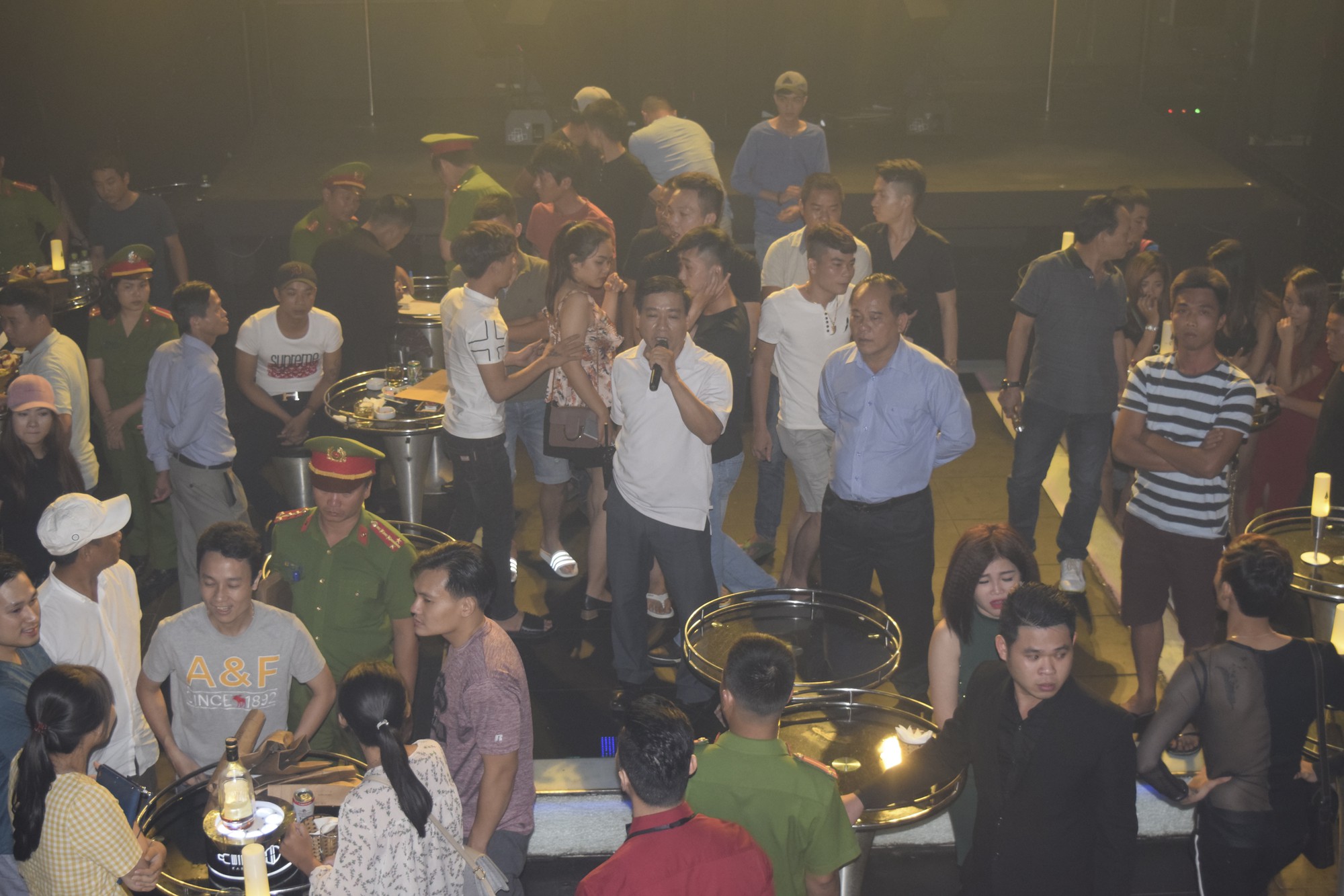 Đột kích quán bar ASTA, phát hiện vũ công múa cột ăn mặc hở hang, nhiều khách phê ma túy