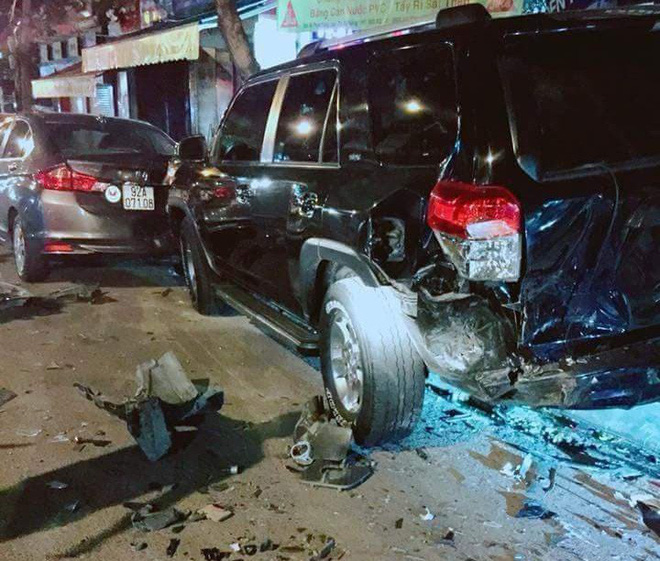 Tài xế xe BMW gây tai nạn liên hoàn, bơi liên tục trong đồn công an