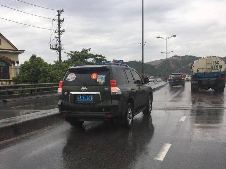 Lý do ô tô Trung Quốc nối đuôi chạy trên đường phố Hạ Long