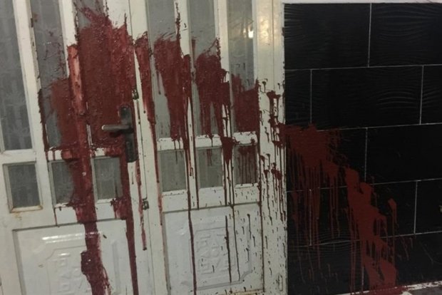 Mẹ vay nợ, con gái bị tạt mắm ruốc trước cổng trường