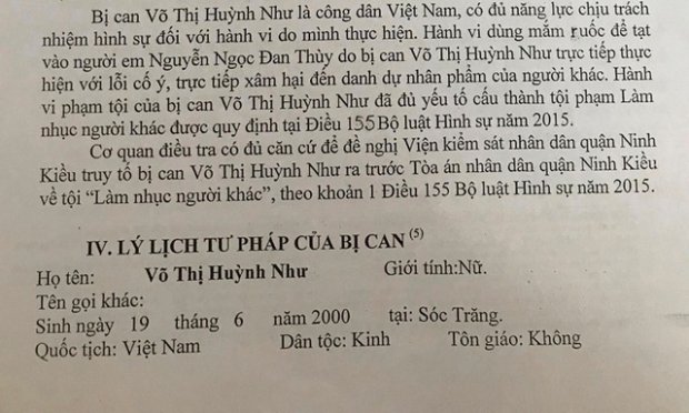 Mẹ vay nợ, con gái bị tạt mắm ruốc trước cổng trường