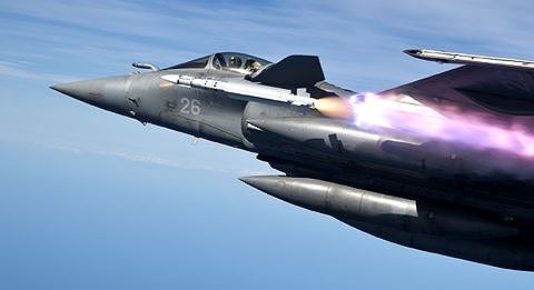 Rafale của Pháp có thể đối đầu sòng phẳng với Su-35 Nga?
