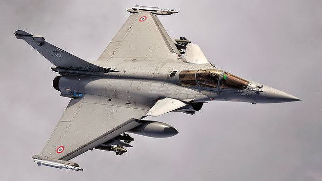Rafale của Pháp có thể đối đầu sòng phẳng với Su-35 Nga?