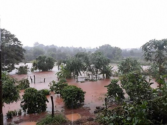 Mưa lớn, lũ bất ngờ tràn về cuốn trôi nhiều tài sản của người dân