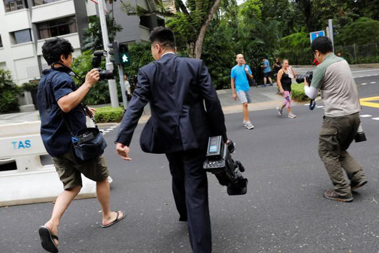 Bị quan chức Triều Tiên đòi xét điện thoại vì nghi chụp hình ông Kim