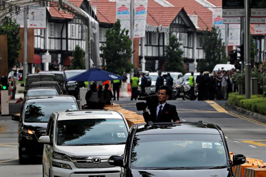 Bị quan chức Triều Tiên đòi xét điện thoại vì nghi chụp hình ông Kim