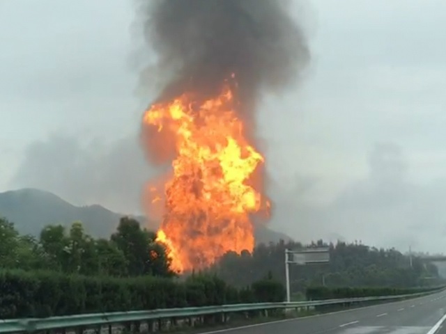 Nổ đường ống dẫn dầu ở Trung Quốc, cháy lớn kéo dài hơn 3 giờ