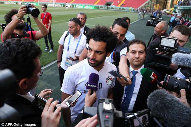 Salah khó chịu vì bị fan đụng chạm vào vùng vai bị thương