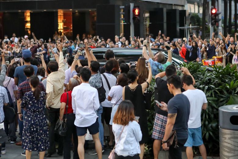Người Singapore đổ xuống đường chờ Trump, Kim để chứng kiến lịch sử Người Singapore đổ xuống đường chờ Trump, Kim để chứng kiến lịch sử