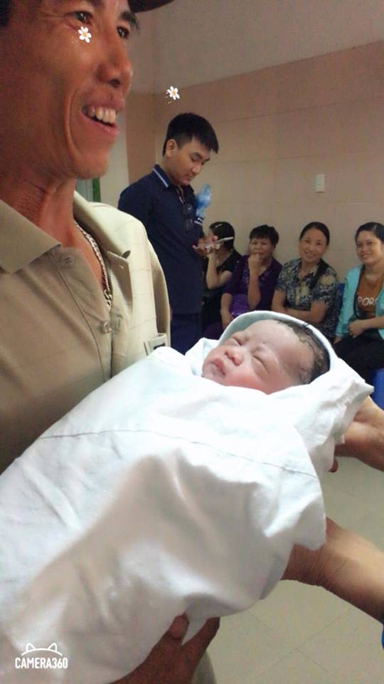 Sau 10 năm chờ đợi, người đàn ông 47 tuổi được ôm con đầu lòng trong tay chính là hình ảnh xúc động nhất hôm nay Sau 10 năm chờ đợi, người đàn ông 47 tuổi được ôm con đầu lòng trong tay chính là hình ảnh xúc động nhất hôm nay