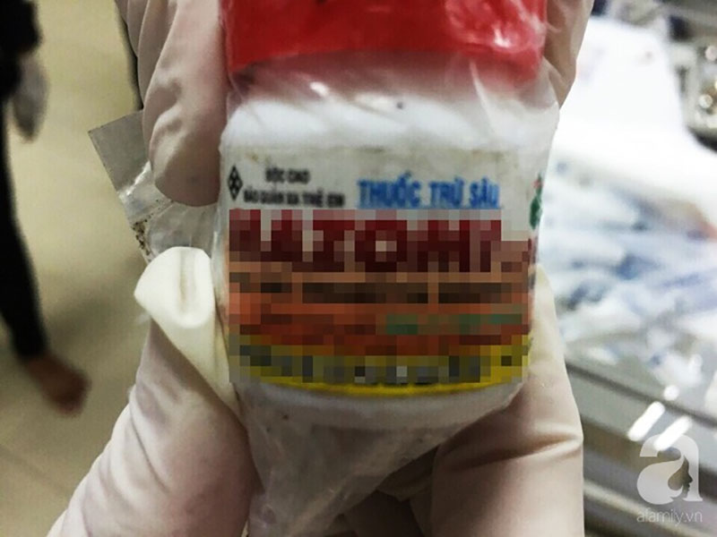 Mẹ bán rong chỉ có 2 triệu đồng trong túi, định buông xuôi khi con trai uống thuốc sâu tự tử vì cãi nhau với bạn gái