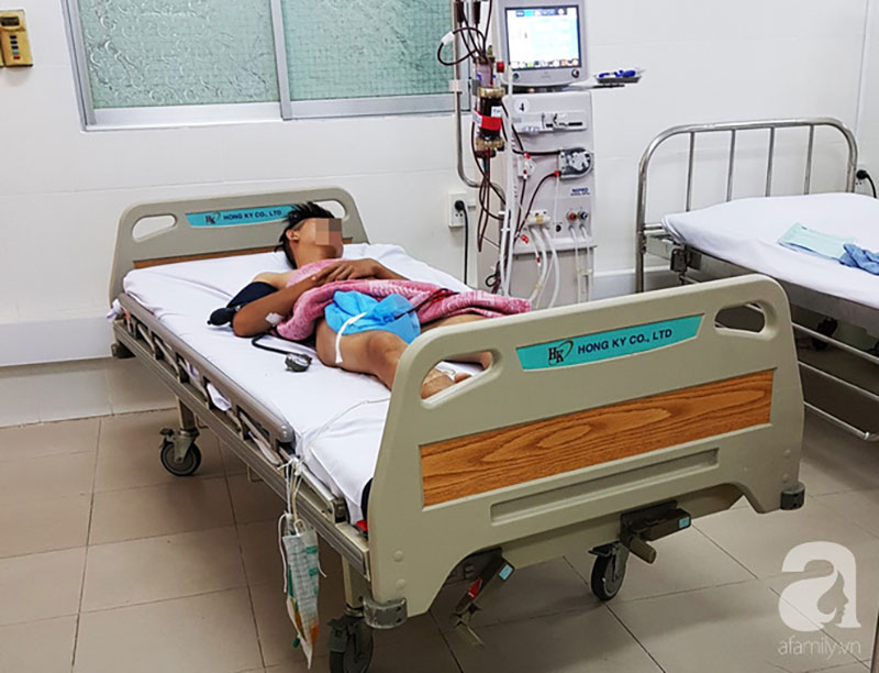 Mẹ bán rong chỉ có 2 triệu đồng trong túi, định buông xuôi khi con trai uống thuốc sâu tự tử vì cãi nhau với bạn gái