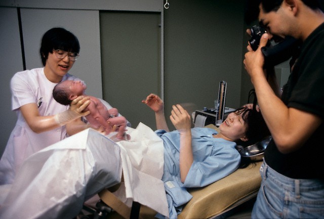 Trong ngày cưới bỗng dưng mình chuyển dạ, chỉ chờ họ hàng trao vàng cưới xong là hấp tấp vào viện sinh con