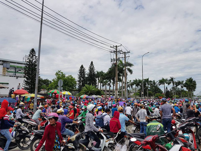 Hàng nghìn người tụ tập trước cổng KCN ở Sài Gòn, thiếu tướng Phan Anh Minh có mặt tại hiện trường