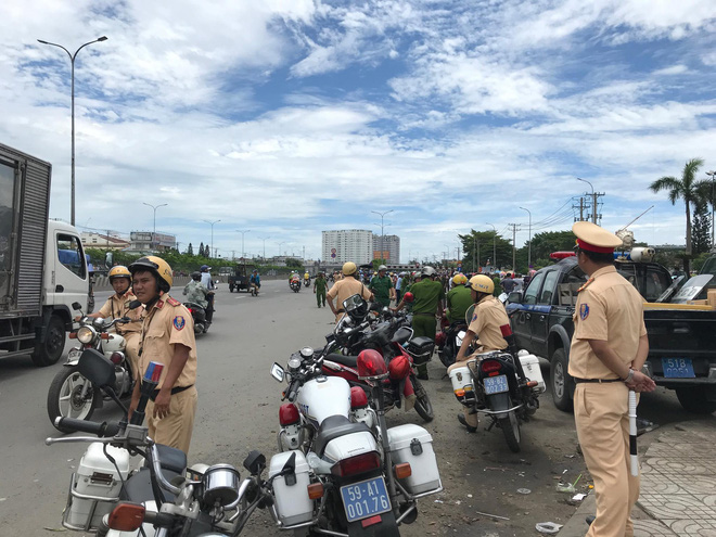 Hàng nghìn người tụ tập trước cổng KCN ở Sài Gòn, thiếu tướng Phan Anh Minh có mặt tại hiện trường