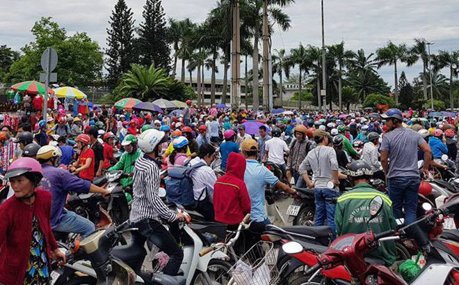 Hàng nghìn người tụ tập trước cổng KCN ở Sài Gòn, thiếu tướng Phan Anh Minh có mặt tại hiện trường Hàng nghìn người tụ tập trước cổng KCN ở Sài Gòn, thiếu tướng Phan Anh Minh có mặt tại hiện trường