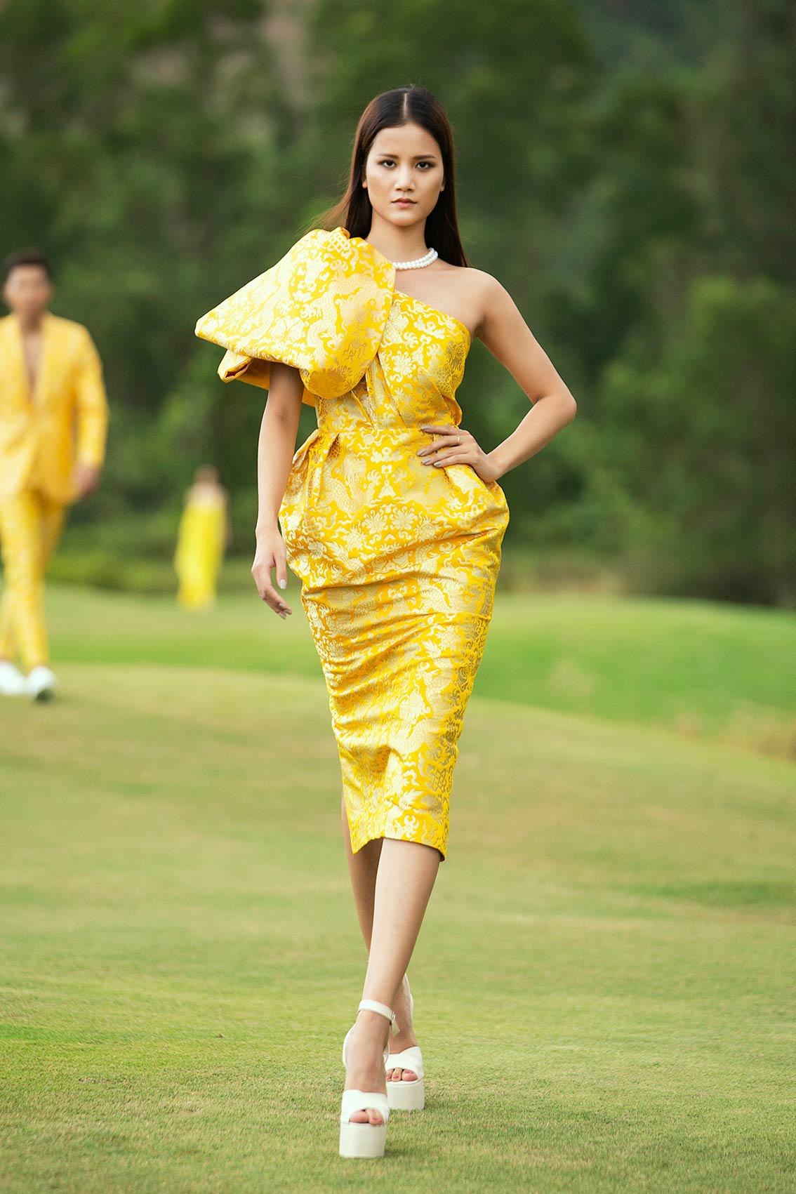 Chiếc váy rồng vàng giúp Đỗ Mỹ Linh tỏa sáng tại sơ khảo Hoa hậu Việt Nam 2018