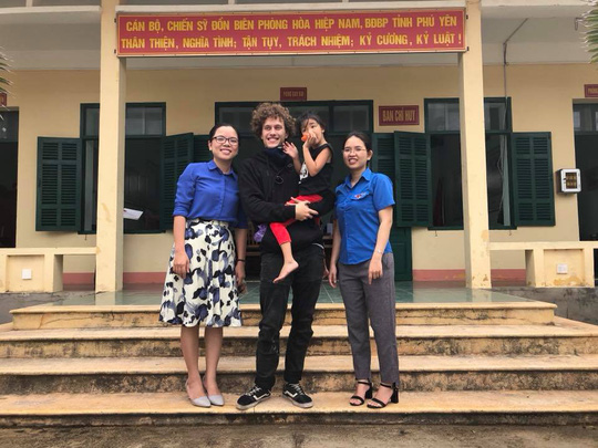 Du khách Đức cứu cháu bé khuyết tật đi lạc trên đèo Cả giữa đêm khuya