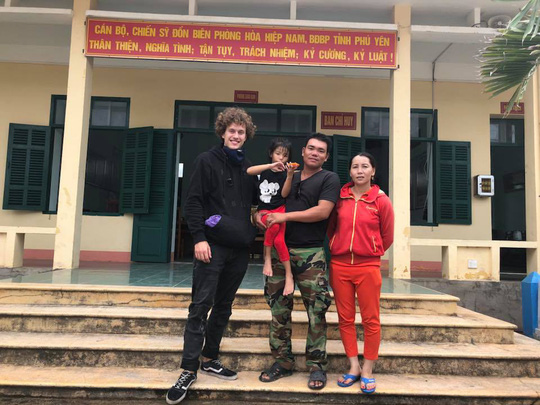 Du khách Đức cứu cháu bé khuyết tật đi lạc trên đèo Cả giữa đêm khuya