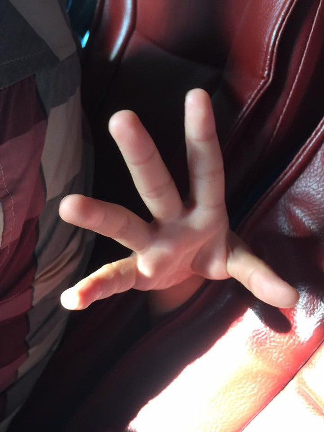 Bàn tay thò lên từ ghế sau trên xe khách và phản ứng của cô gái khiến dân mạng bức xúc