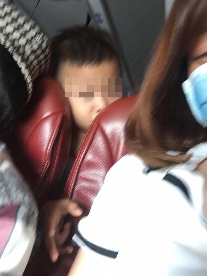 Bàn tay thò lên từ ghế sau trên xe khách và phản ứng của cô gái khiến dân mạng bức xúc