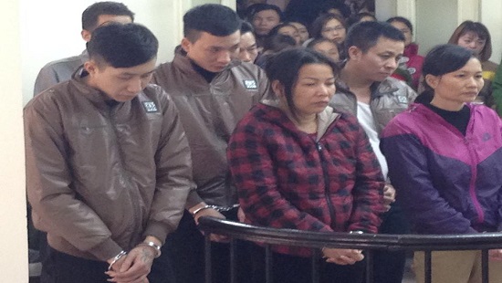 Đau lòng mẹ hám lợi, lôi con vào vòng lao lý