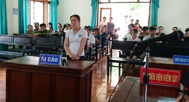 Hắt tiết lợn vào chủ tịch huyện, lĩnh 4 tháng tù giam