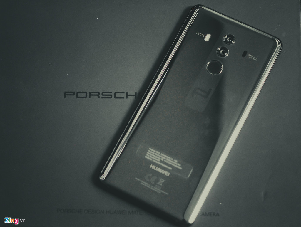 Cận cảnh Huawei Mate 10 Porsche Design giá 26 triệu đồng tại VN