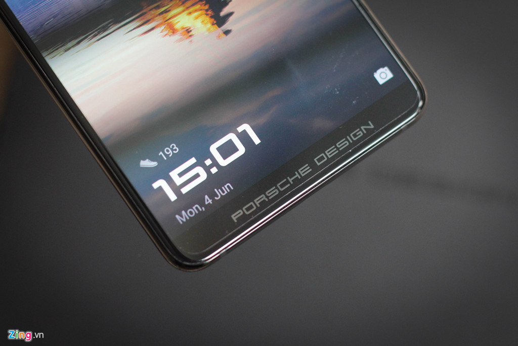 Cận cảnh Huawei Mate 10 Porsche Design giá 26 triệu đồng tại VN