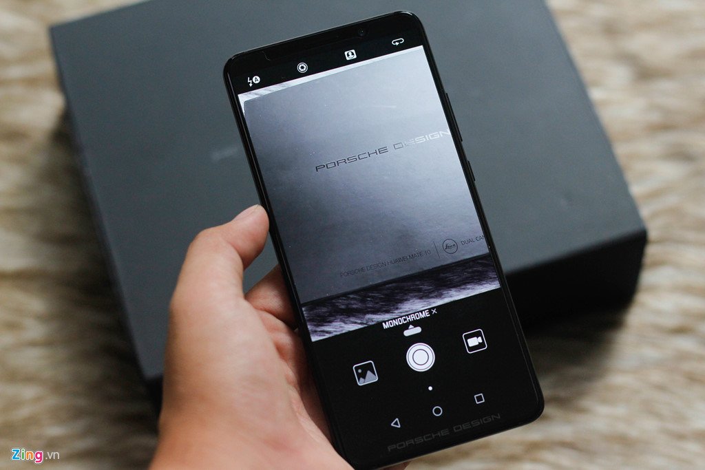 Cận cảnh Huawei Mate 10 Porsche Design giá 26 triệu đồng tại VN