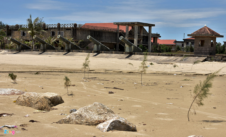 Cỏ dại vây quanh khu du lịch sinh thái Thiên Đàng 8.000 tỷ đồng