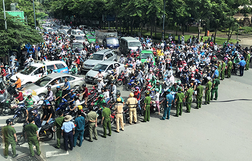 Người dân nhiều địa phương xuống đường gây náo loạn