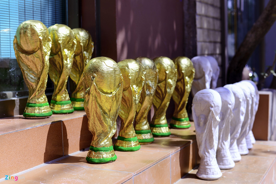 Cup vàng 80.000 đồng bày bán ở cửa nhà, quán nước