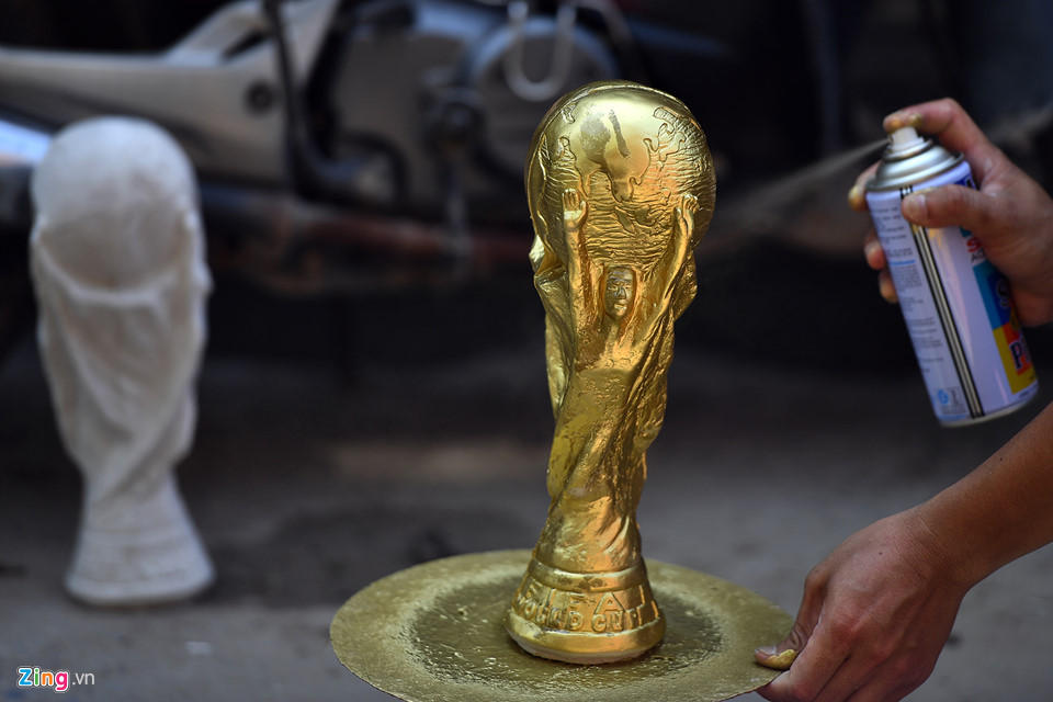 Cup vàng 80.000 đồng bày bán ở cửa nhà, quán nước