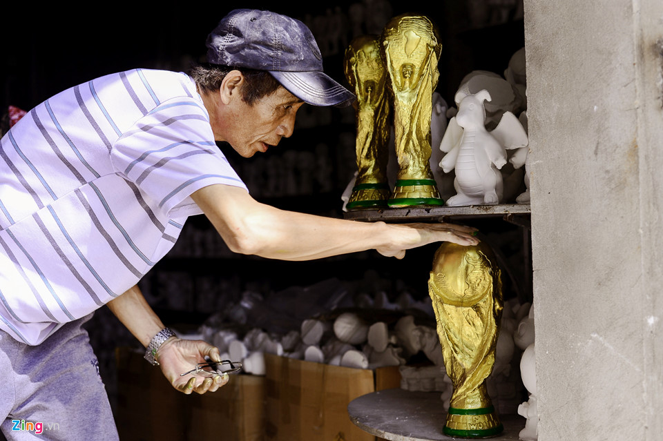 Cup vàng 80.000 đồng bày bán ở cửa nhà, quán nước