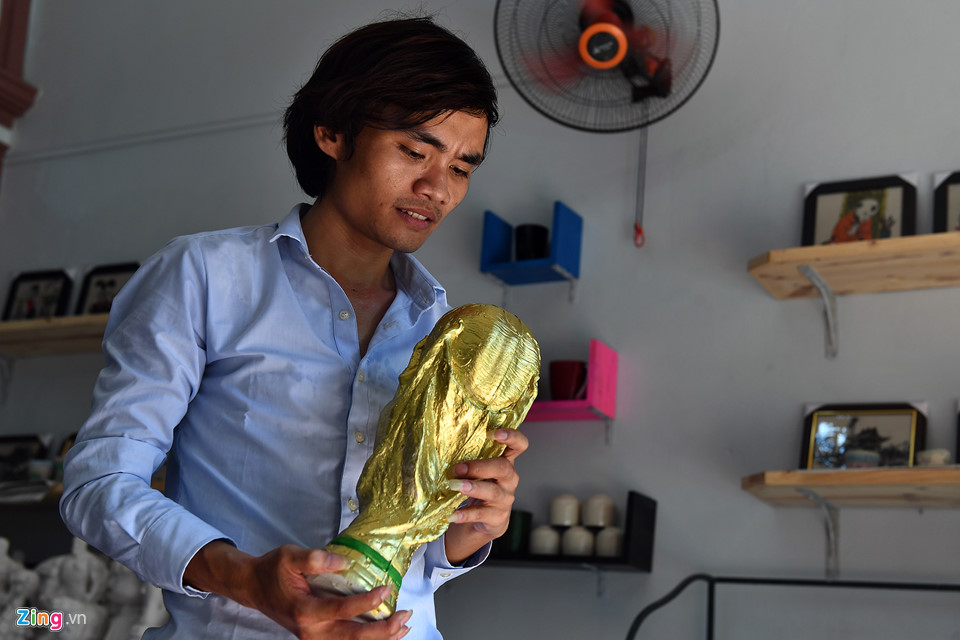 Cup vàng 80.000 đồng bày bán ở cửa nhà, quán nước