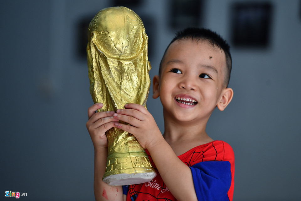 Cup vàng 80.000 đồng bày bán ở cửa nhà, quán nước