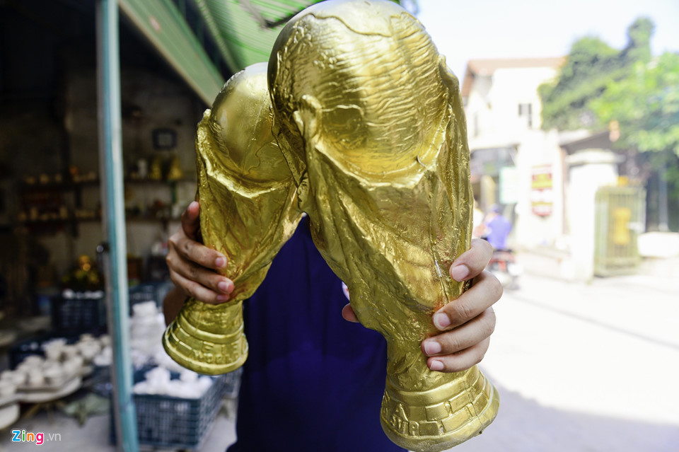 Cup vàng 80.000 đồng bày bán ở cửa nhà, quán nước