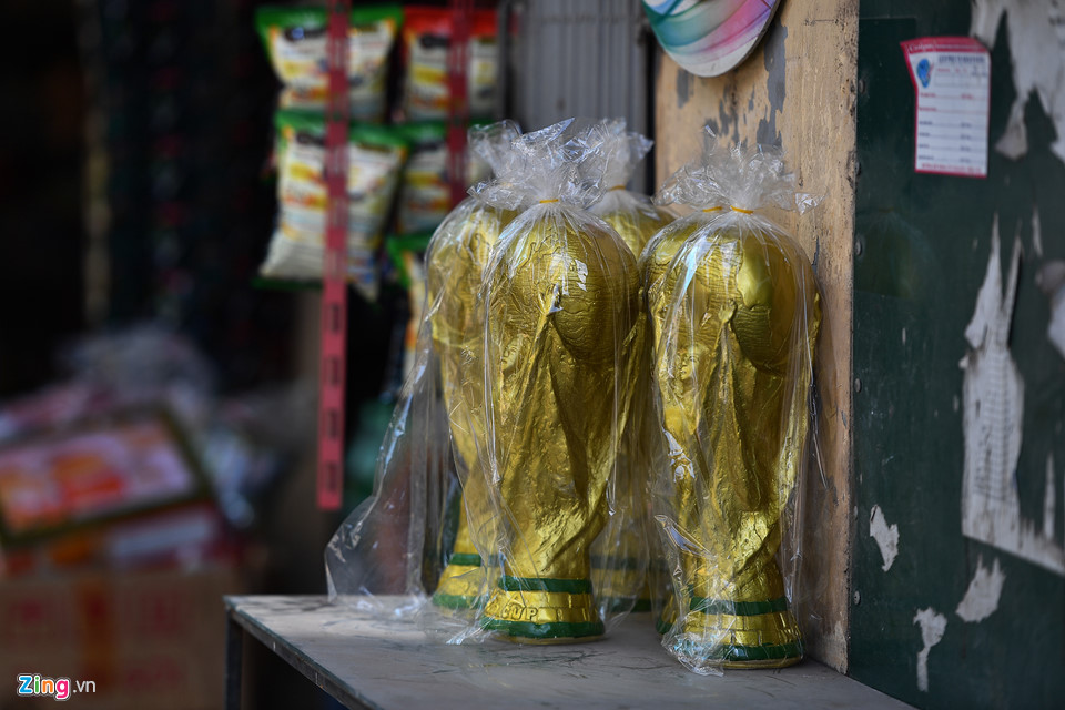 Cup vàng 80.000 đồng bày bán ở cửa nhà, quán nước