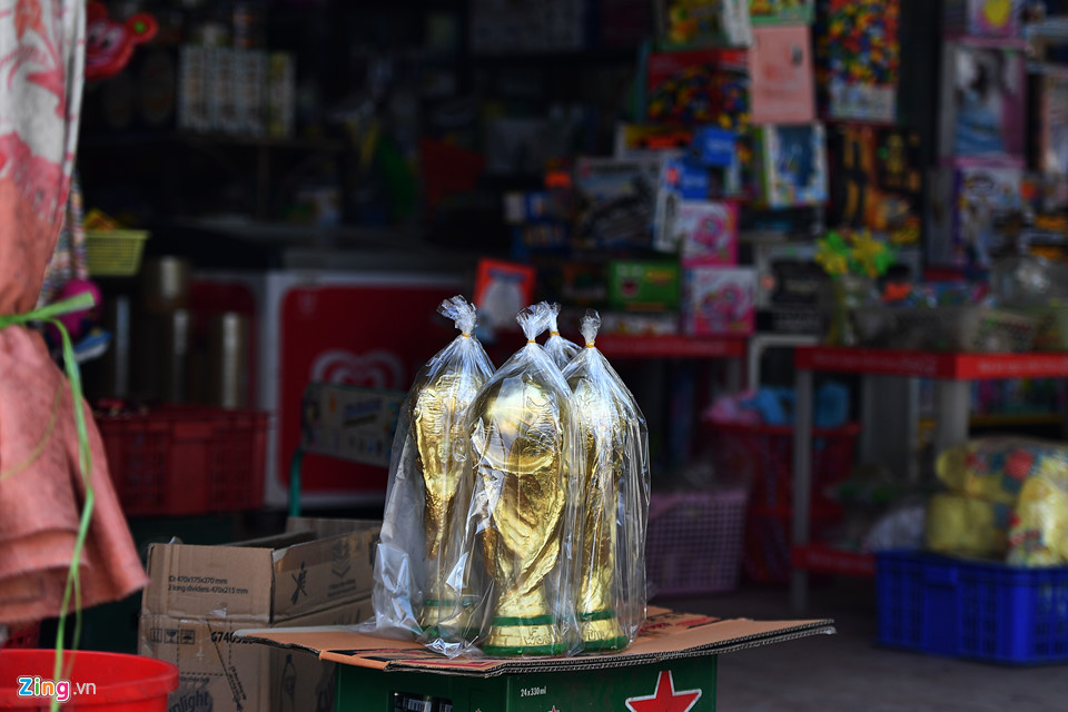 Cup vàng 80.000 đồng bày bán ở cửa nhà, quán nước