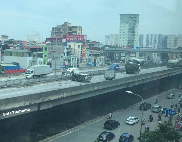 Xe tải lật chắn ngang đường trên cao tốc trên cao, nam tài xế nhập viện cấp cứu