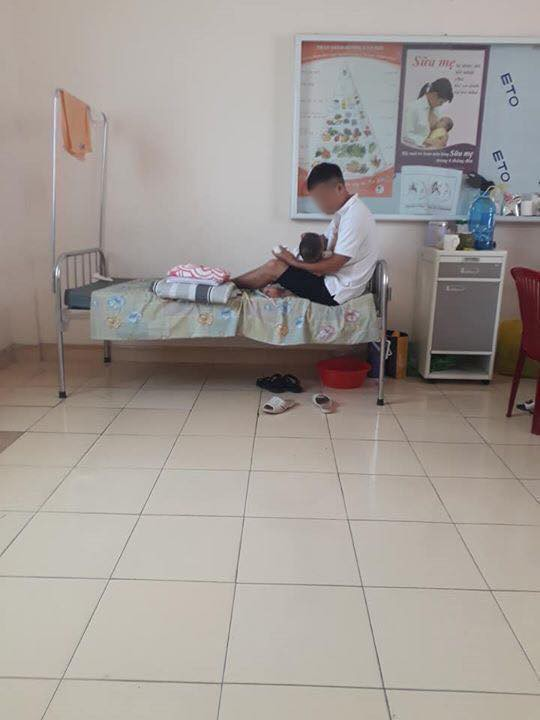 Chồng nghỉ hẳn mấy hôm trông con nằm viện để vợ đi làm, chị em người khen tốt số, người chỉ trích cô vợ nặng nề