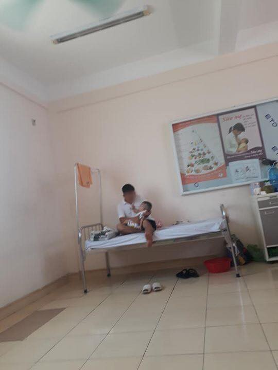 Chồng nghỉ hẳn mấy hôm trông con nằm viện để vợ đi làm, chị em người khen tốt số, người chỉ trích cô vợ nặng nề