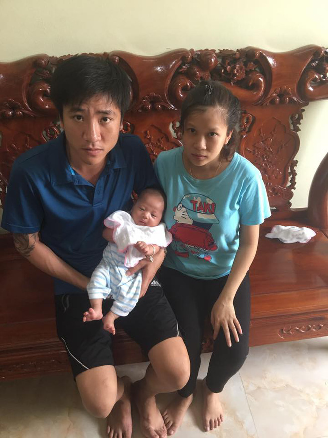 Bức ảnh chứng nhận con chung cùng gương mặt nói lên tất cả của cặp đôi đẻ con xong mới đi đăng ký khiến dân mạng cười rơi rụng