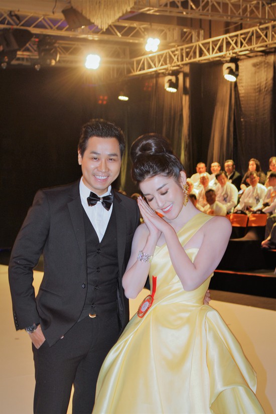 Huyền My khoe ảnh nóng bỏng trong nhà tắm nhưng hình đôi chân bí ẩn mới là điều mọi người quan tâm