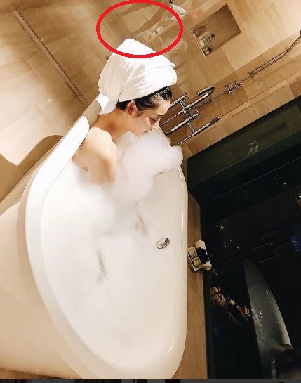 Huyền My khoe ảnh nóng bỏng trong nhà tắm nhưng hình đôi chân bí ẩn mới là điều mọi người quan tâm