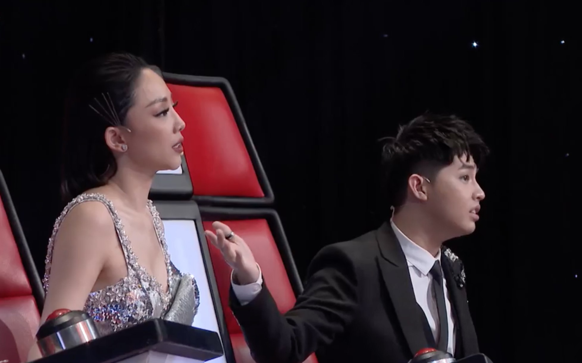 The Voice Tập 4: Tranh cãi căng thẳng với Tóc Tiên nhưng Noo Phước Thịnh vẫn trắng tay khi giành thí sinh The Voice Tập 4: Tranh cãi căng thẳng với Tóc Tiên nhưng Noo Phước Thịnh vẫn trắng tay khi giành thí sinh